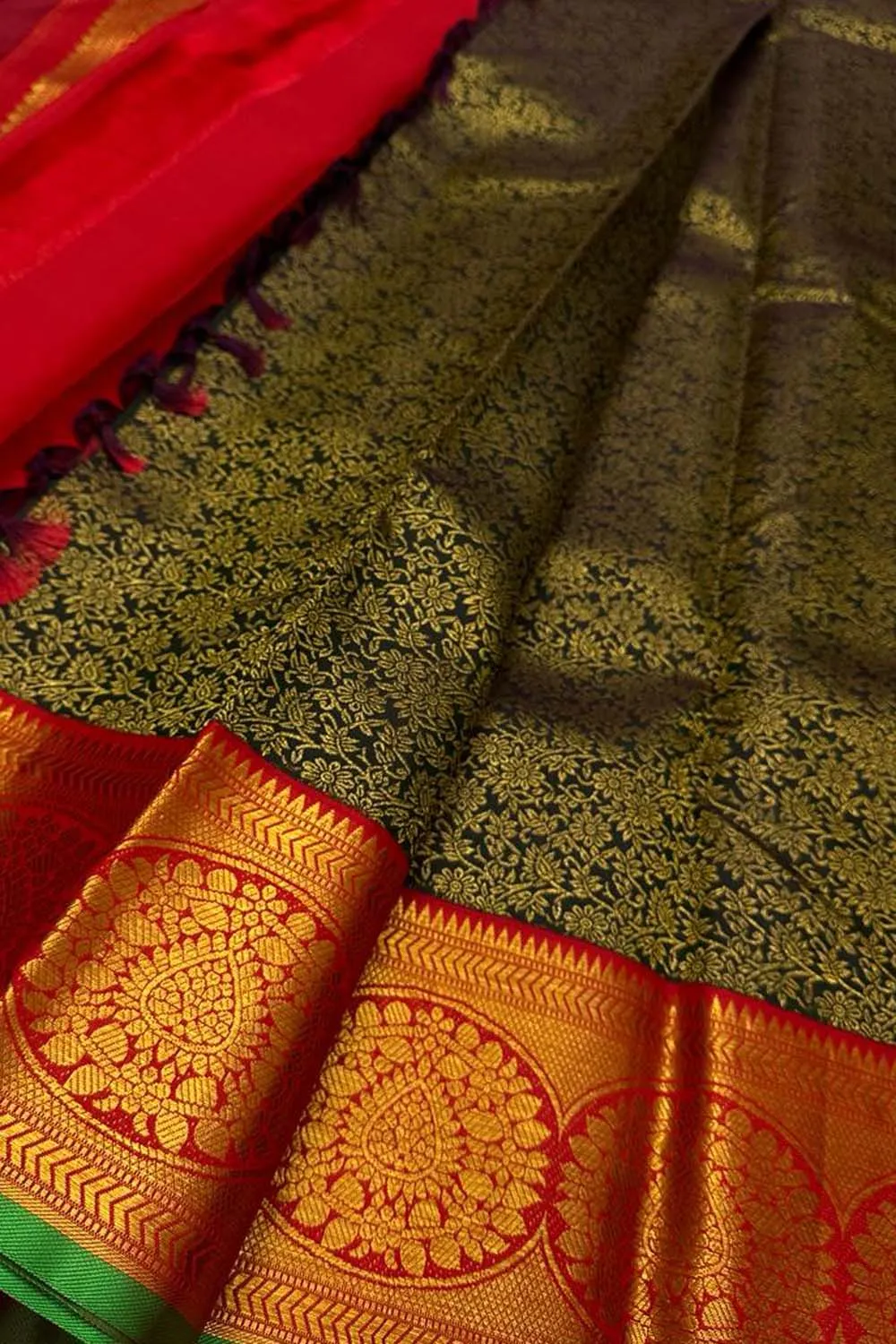 Green Handloom Kanjeevaram Pure Silk Saree - Elegant and Luxurious
